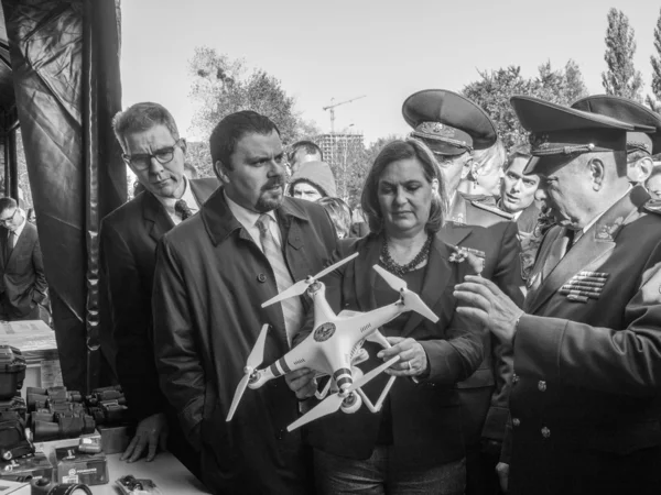 Victoria Nuland examines equipment — Stock Photo, Image