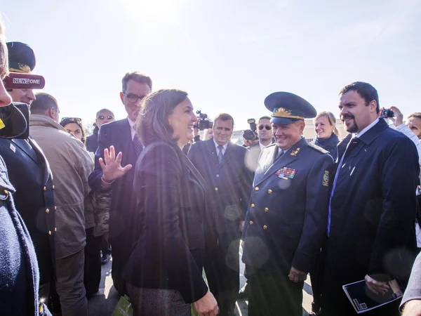 Victoria Nuland con la guardia fronteriza ucraniana — Foto de Stock
