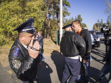 Trafik polisi hareketini engeller