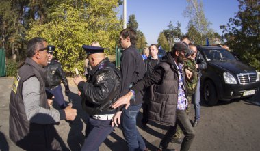 Trafik polisi hareketini engeller