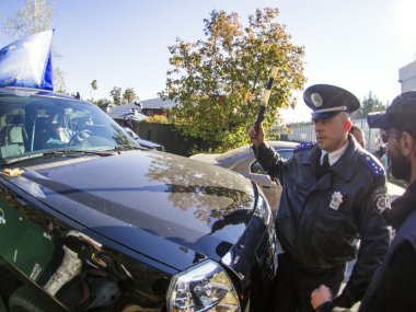 Trafik polisi hareketini engeller