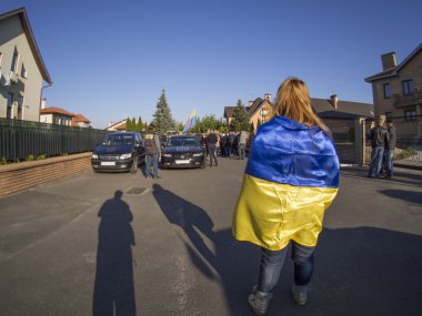 Kız Ukrayna bayrağı sarılı