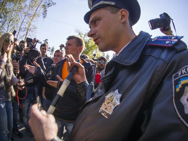 Policía de tráfico impide el movimiento —  Fotos de Stock