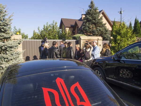 Avtomaydan cars near residence — Stock Photo, Image