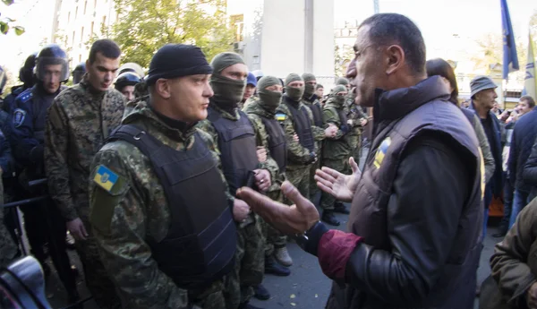 Attivista litiga con agente di polizia — Foto Stock