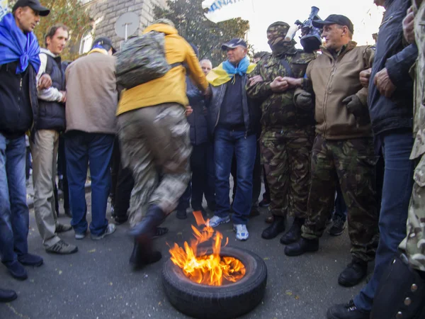 Activists Avtomaydan lit tire. — Stock Photo, Image