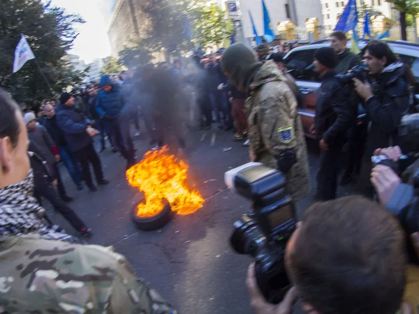 Activistas Avtomaydan encendieron neumático . —  Fotos de Stock