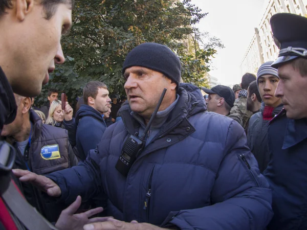 Полиция пытается успокоить активистов — стоковое фото