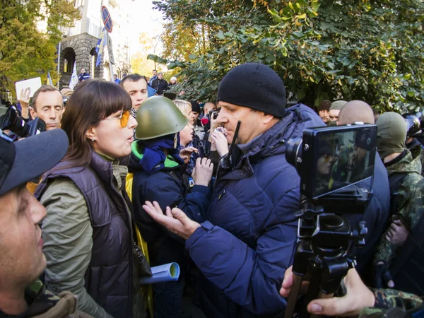 La policía intenta calmar a activistas — Foto de Stock
