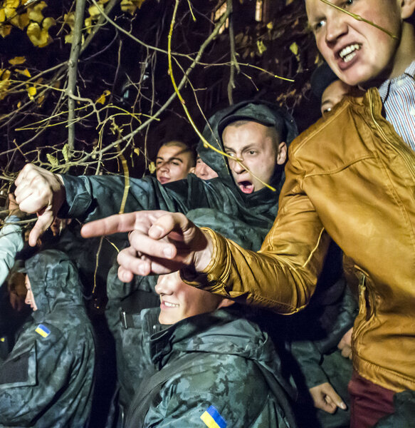 Солдаты Национальной гвардии скандируют: "Демобилизация
"