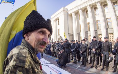 Eylemciler Verkhovna Rada dışında
