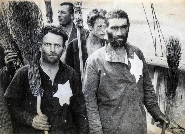 Dört Yahudi adam ile dikili