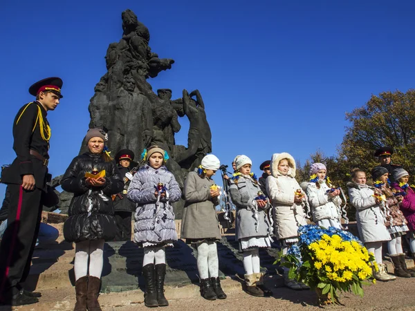 Schoolgirls lay the lamps at Babi Yar — Stock Photo, Image