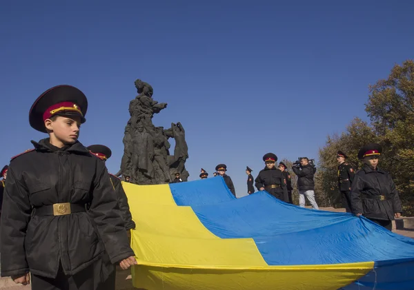 Курсанти та школярів по Бабин яр — стокове фото