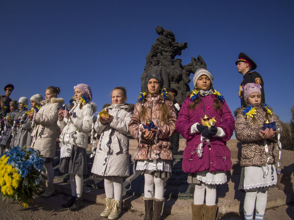 Школьницы поставили лампы в Бабьем Яре
