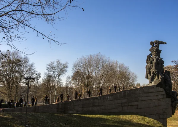 Cadets and schoolchildren at Babi Yar — Stock Photo, Image