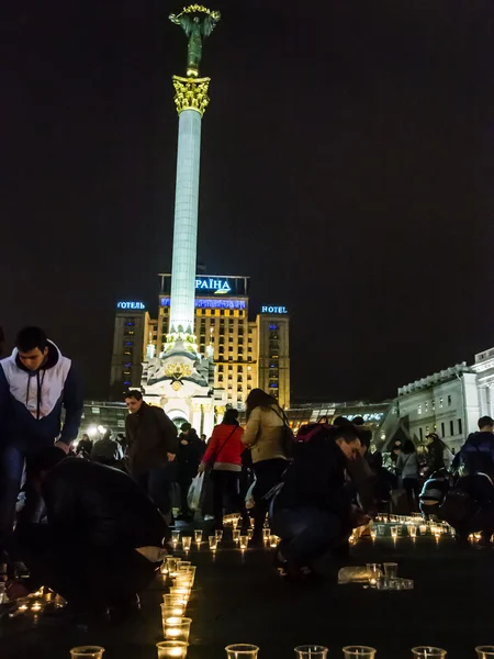 Bewoners van Kiev verlicht trident — Stockfoto