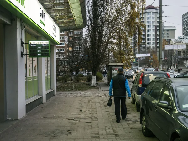 Muž chodí kolem Privatbank — Stock fotografie