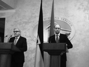 Arseniy Yatsenyuk ve Frank-Walter Steinmeier