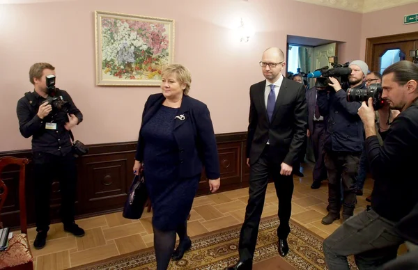 Arseniy Yatsenyuk and Erna Solberg — Stock Photo, Image