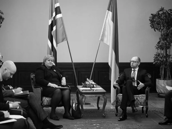 Arseniy Yatsenyuk og Erna Solberg – stockfoto