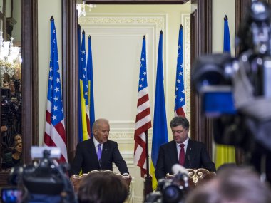 Joseph Biden ve Petro Poroshenko