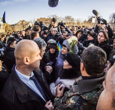 Başkan Poroshenko kurbanlarının yakınları ile konuşuyor
