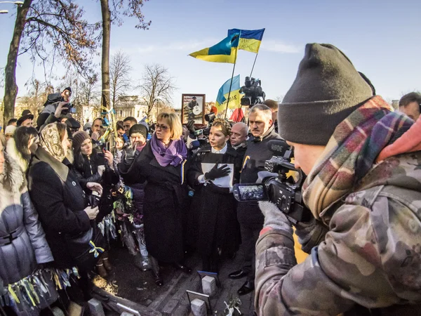 Yulia Tymoshenko speaks with relatives of heroes — Stock Photo, Image