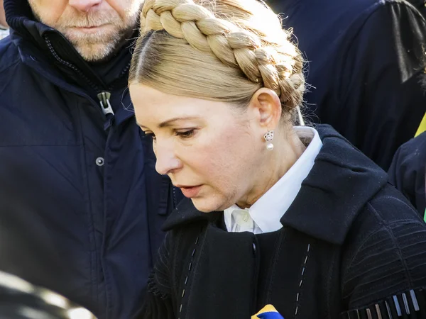 Yulia Tymoshenko lays flowers heroes — Stock Photo, Image