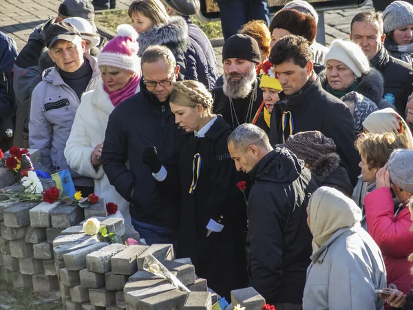 Yulia Tymoshenko lays flowers heroes — Stock Photo, Image