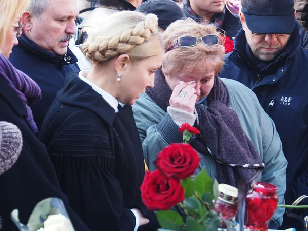 Yulia Tymoshenko speaks with relatives of heroes — Stock Photo, Image