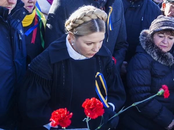 Yulia Tymoshenko lägger blommor hjältar — Stockfoto