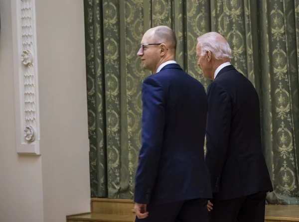 Joe Biden e Arseniy Yatsenyuk — Foto Stock