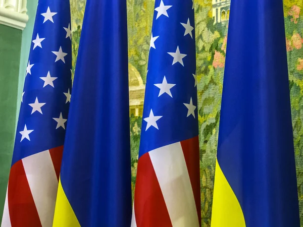 US and Ukranian flags — Stock Photo, Image