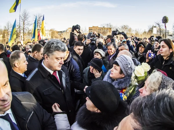 Poroszenko prezydent rozmawia z krewnych ofiar — Zdjęcie stockowe