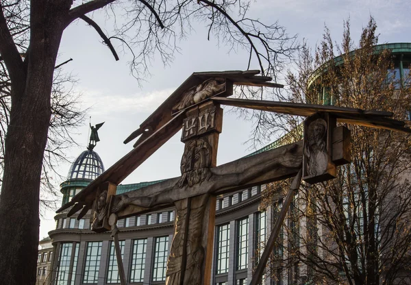 Gedenkteken kruis op straat Institutska — Stockfoto