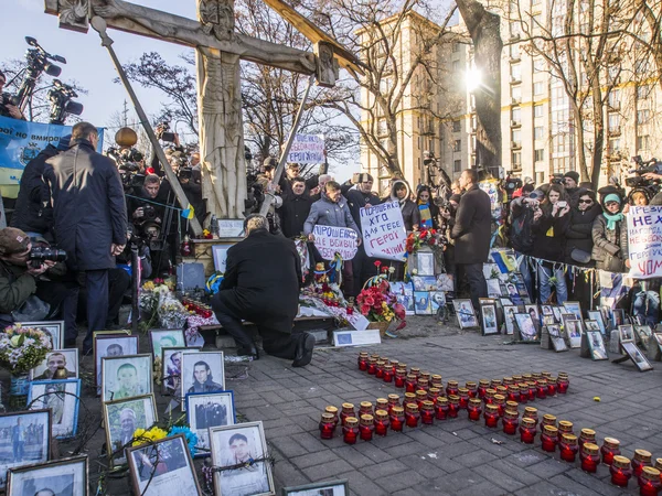 Petro Poroshenko lays flowers heroes — Stock Photo, Image