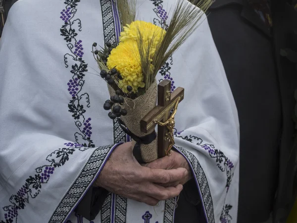 Człowiek gospodarstwa bukiet — Zdjęcie stockowe