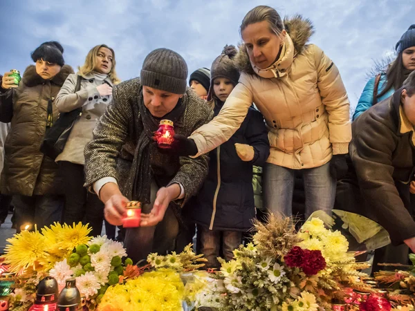 Ukrainians lay lamps and bunches of flowers — Stock Photo, Image