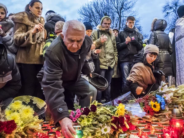 Украинцы возлагают светильники и букеты цветов — стоковое фото