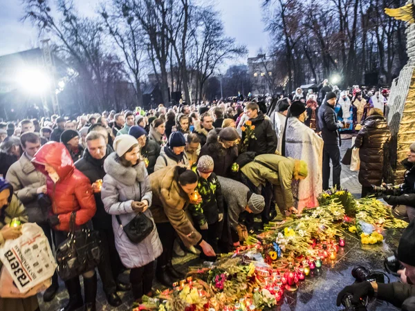 Oekraïners leggen lampen en trossen van bloemen — Stockfoto