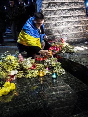 Ukrayna ulusal bayrak tarafından örtülü adam