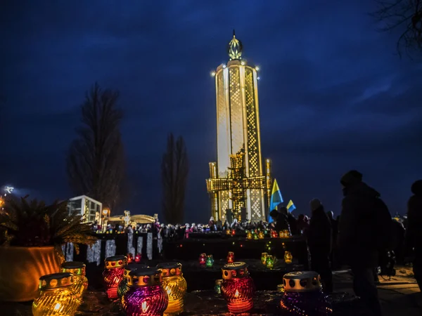Pessoas que ficam perto de Memorial de Holodomor — Fotografia de Stock