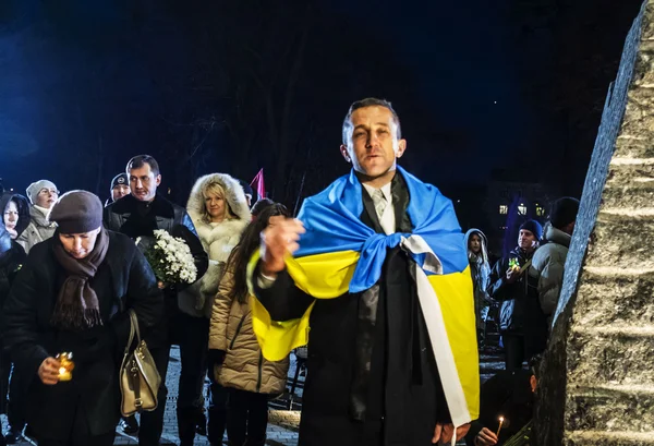 Hombre cubierto por bandera nacional ucraniana — Foto de Stock