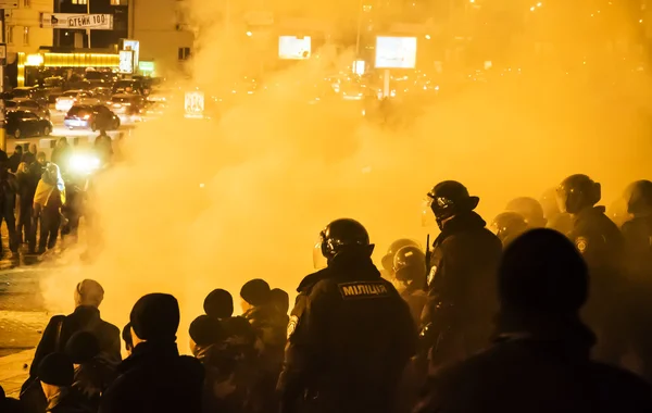 Столкновения футбольных болельщиков с полицией — стоковое фото