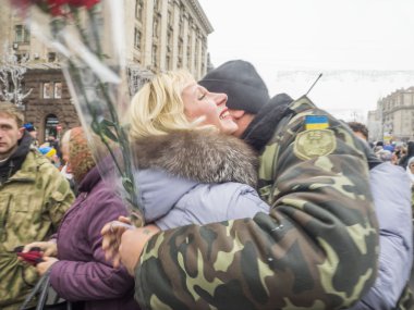 Kiev sakinleri tabur Kiev 12 karşılama