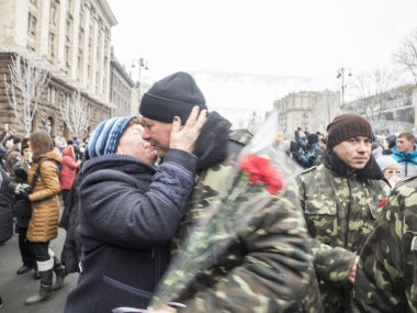 Kiev sakinleri tabur Kiev 12 karşılama