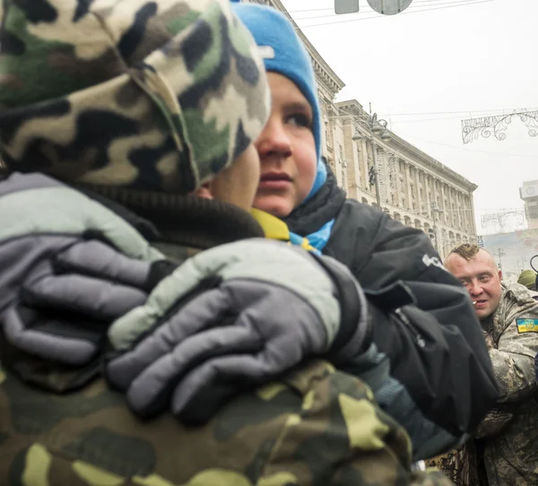 Kiev residents welcoming  battalion Kyiv 12 — Stock Photo, Image