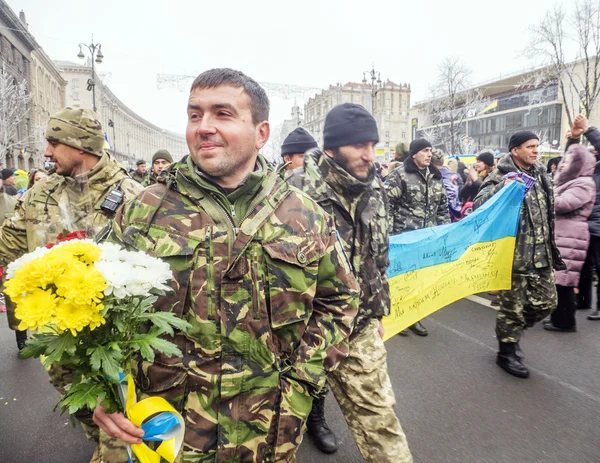 Residentes de Kiev dan la bienvenida al batallón Kiev 12 — Foto de Stock