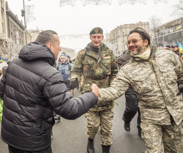 Kiev résidents accueillant bataillon Kiev 12 — Photo